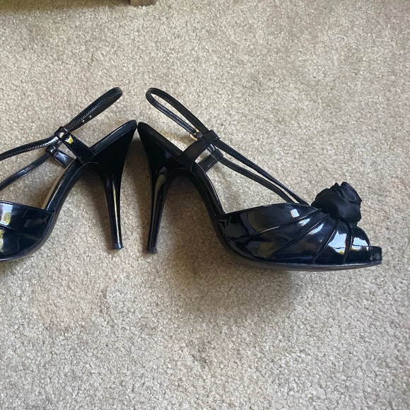 Faux Patent Leather Open-toe Shoes with Rose Detail, Size 8 - Picture 6 of 8